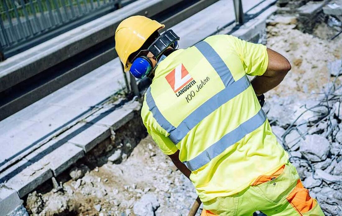 Langguth-Mitarbeiter mit Helm und Gehörschutz bei Arbeiten an einer Baustelle